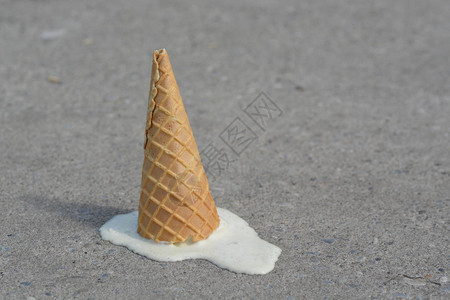 阳光下融化的冰淇淋图片