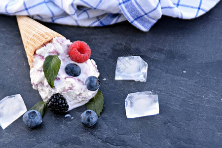 华夫冰淇淋甜筒装满森林水果冰淇淋球新鲜浆果和薄荷图片