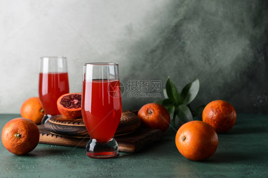 彩色桌上的鲜血橙汁杯图片
