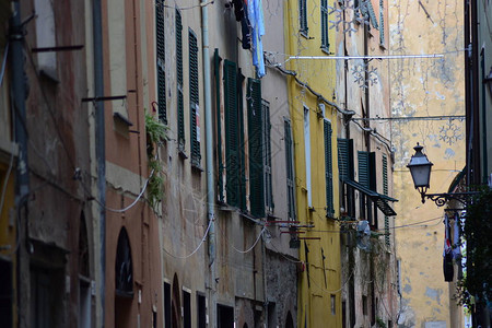 村庄中典型的意大利狭窄街道背景图片
