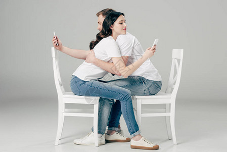 年轻夫妇坐在白椅子上图片