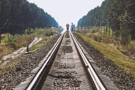 神秘的火车沿着森林通过铁路旅行铁路红绿灯和在远处的铁路铁轨上的海市蜃图片