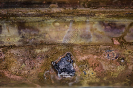 金属表面的腐蚀力很强铜质地岩石图片
