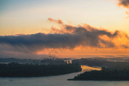 下渚湖河流沿岸流过雾下的森林海峡环绕岛屿流动黎明时分的橙色光芒在多云的天空中反射在水面上五颜六色的早晨神秘大气背景