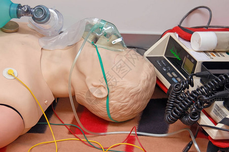 配备呼吸口罩和与心电图股相连的传感器的急救训练假图片