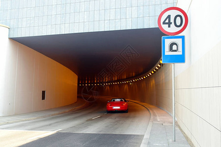红色跑车进入隧道图片