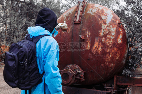 身穿蓝色防护服的男子在被毁的旧工厂测试脏水环境污染和生图片