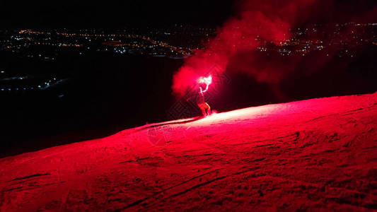 夜间自由骑行带着山上的火炬高清图片