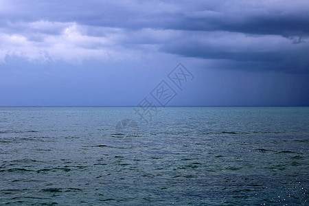 拉纳卡海滩的海浪和风浪地中海景象与雨后阴云碧图片