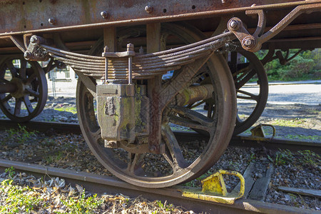 车轮的旧蒸汽火车头在铁轨上图片