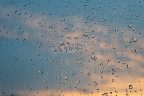 玻璃微距照片上的雨滴水雨滴的质地图片