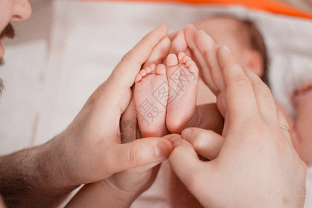 怀孕产假准备和期待母分娩概念新生婴儿脚特图片