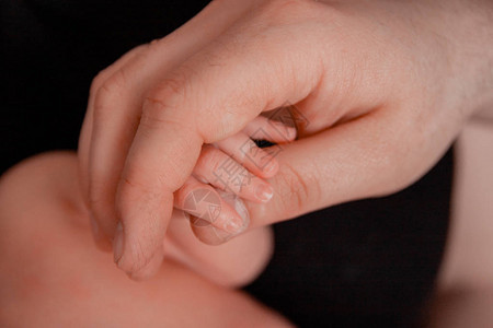 新生婴儿手指特写在母亲手中怀孕产假准备和期待母图片