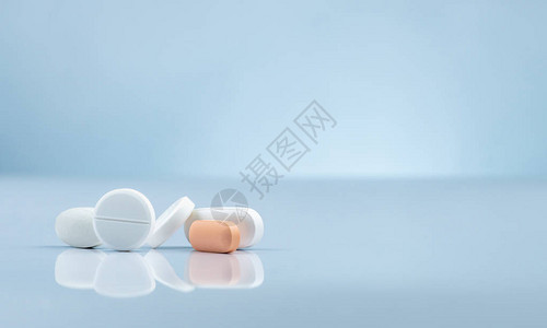 药房店产品一堆橙色和白色药片在渐变背景上不同大小和形状的片剂丸医药行业医院里的药图片