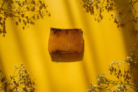 天然生态肥皂和田地花朵在黄色图片