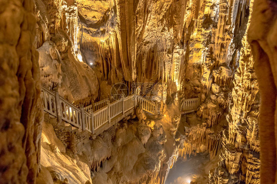 在法国南部朗格多克的GrottedesDemoiselles山石洞中图片
