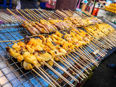 夜市烤鱿鱼泰国街头美食背景图片