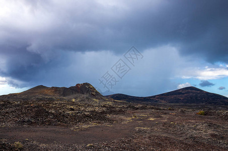 在兰萨罗特的蒂曼法亚公园火山上图片