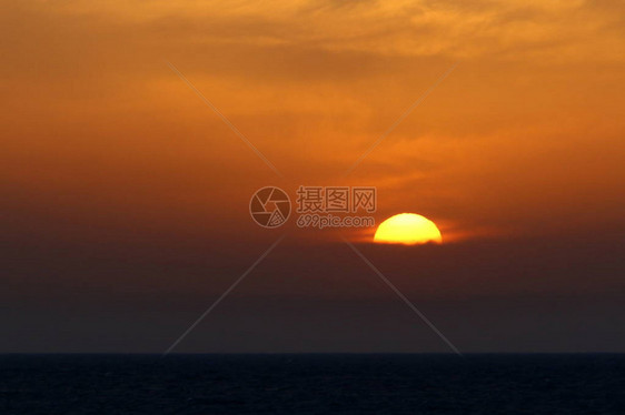 太阳在以色列北部地中海的地平线上落下图片