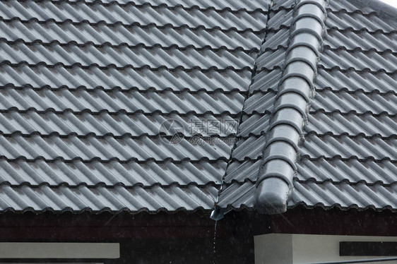 暴雨在黑屋顶的豪宅瓷图片