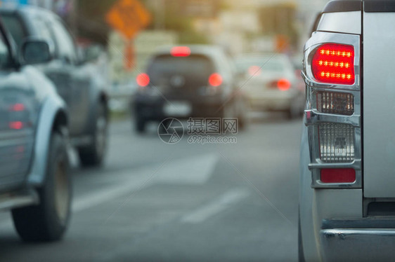 公路交通堵塞时停车的红图片