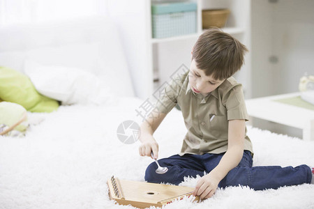 一个有乐器的孩子男孩学会演奏扬琴图片