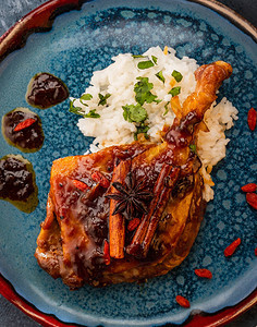 鸭腿与大米和果地浆搭配传统法国菜图片