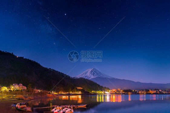 日本山梨县河口湖的富士山与银河图片