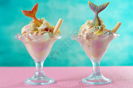 彩虹冰淇淋圣代与美人鱼尾巴糖果贝壳和海龟以粉红色和蓝图片