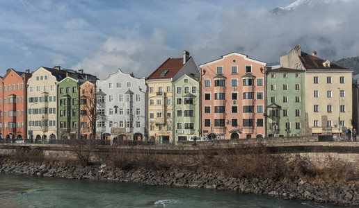 Innsbruck历史城市中心的全景图片