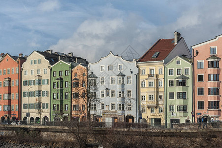 Innsbruck历史城市中心的全景图片