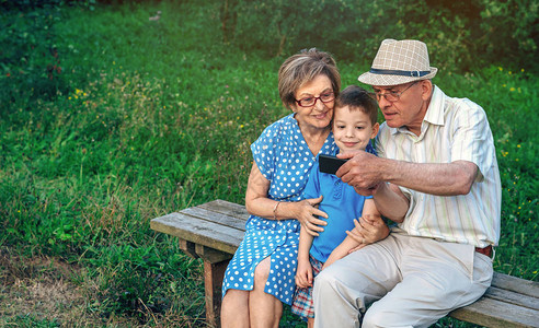祖父和外祖母和孙子一起拍自图片