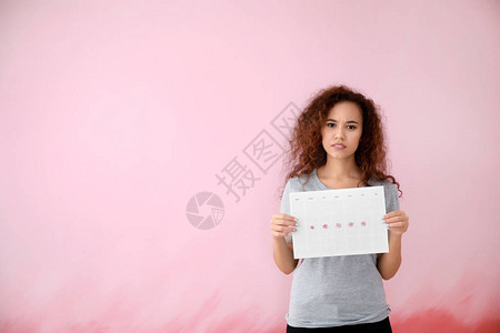 非洲裔美籍非裔女子持有日历图片