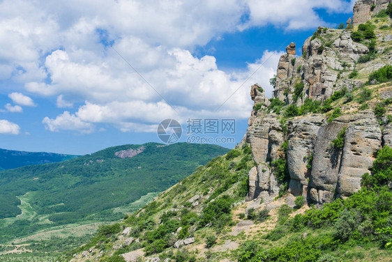 克里米亚山脉幽灵谷的春天风景在乌克兰阿鲁什塔图片