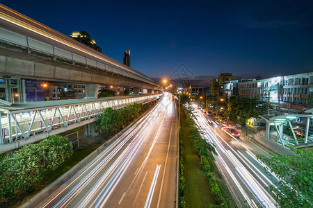 曼谷日落高峰时段交通拥堵和高架地铁系统的火车站图片