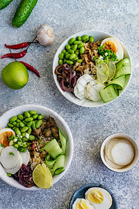 用碗装腌鸡蛋和毛豆的素食菜肴图片