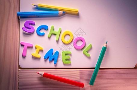 在孩子们的课桌上的学校时间的话适合返校活动上课第一天办公室或假期结图片