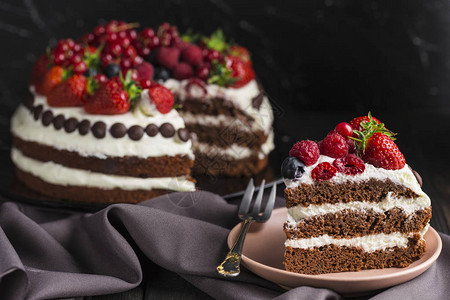带草莓蓝莓草莓草莓和卷心菜的巧克力蛋糕图片