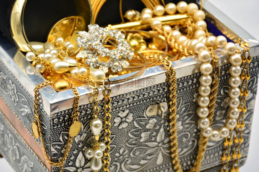 宝藏箱里装满珠宝首饰高清图片下载-正版图片506042908-摄图网