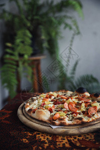 木头披萨香肠培根和菠萝夏威夷披萨图片