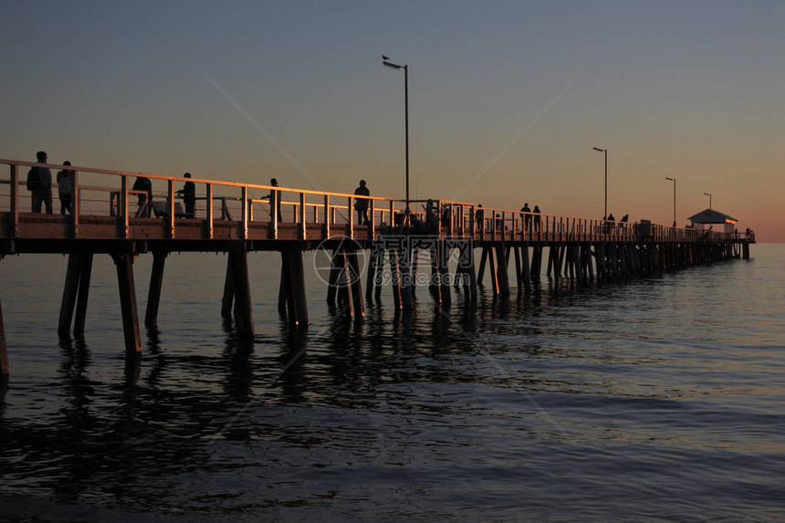Beach码头是南澳大利亚首府Adelaide的一个非常受欢迎的旅游景点和观光景点高清图片下载-正版图片506043425-摄图网