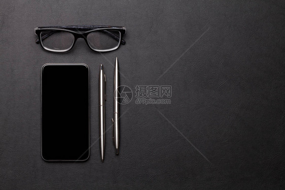 带有智能手机眼镜和用品的办公室办公桌平面固定顶端视图与图片