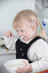 一个小女孩吃酸奶油中投图片