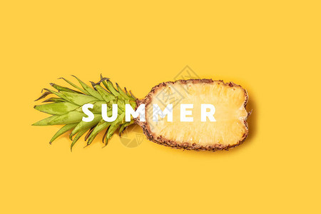夏季横标语组成在黄色背景上无包装的菠萝图片