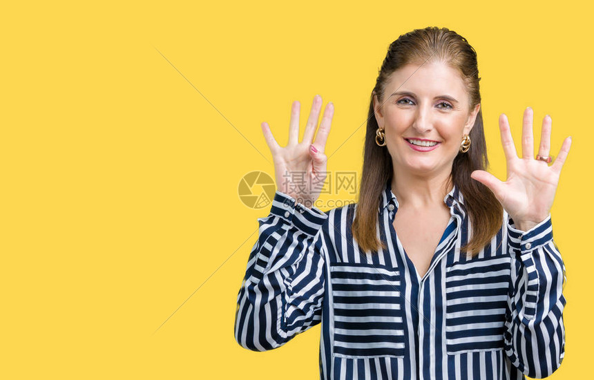 中年成熟的女商人在与世隔绝的背景下展示并用九号手指向上方图片