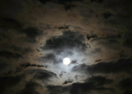 夜云中满月图片