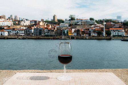 在葡萄牙波尔图杜罗河CasdaRibeira的VilaNovadeGaia堤岸对小杯红港葡萄酒进图片