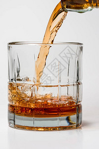 在倒一杯波旁威士忌的动作中背景图片