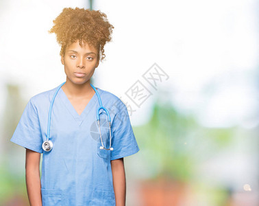 身处孤立背景的年轻非裔美国女医生放松了脸部严肃表情图片
