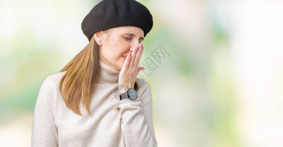 中年成熟女穿着冬季毛衣和贝雷帽图片